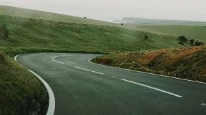 Curva de carretera en el campo