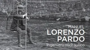 Ingeniero Lorenzo Pardo sobre estructura por encima de un río