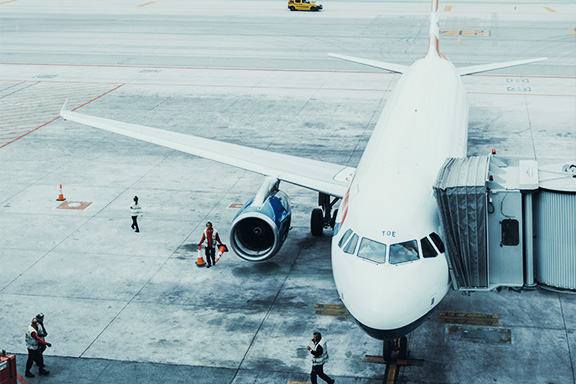 avión detenido en terminal de embarque