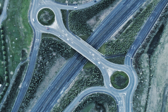 Vista aérea de un nudo de carreteras