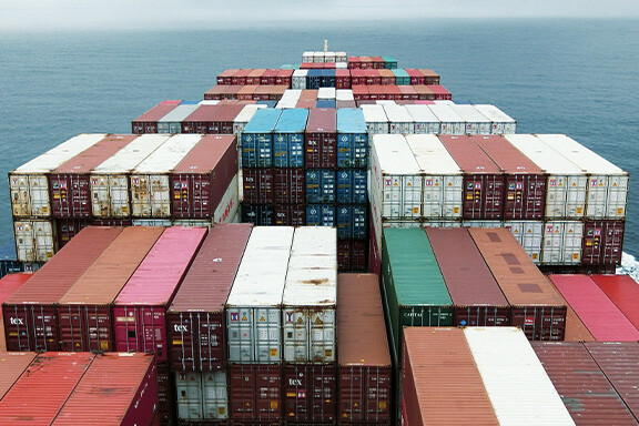 Contenedores en la cubierta de un barco en alta mar