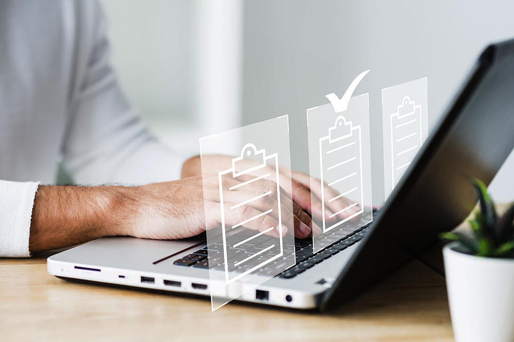 Persona manejando el teclado del ordenador