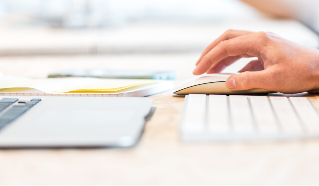 Persona manejando el ratón del ordenador