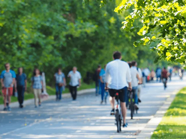 Personas en la calle desplazándose en bicicleta